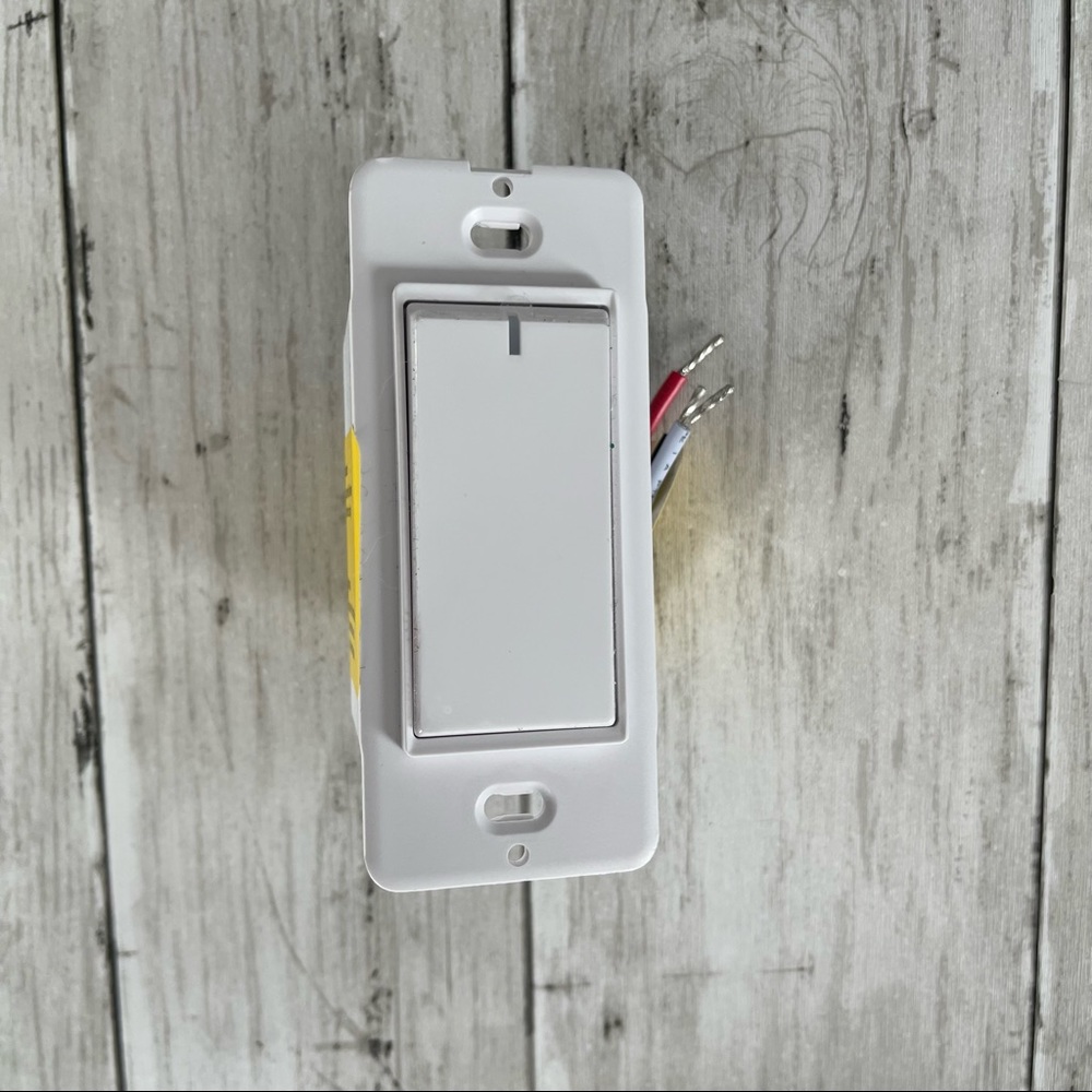 PREOWNED TREAT LIFE SMART LIGHT SWITCH MODEL: SS01S WHITE.